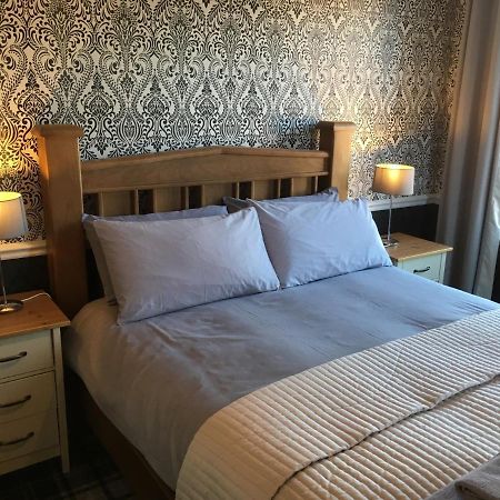 The White Hart Pub And Rooms 크랜레이 외부 사진