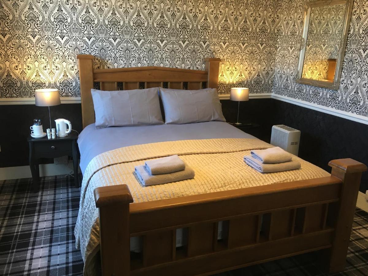 The White Hart Pub And Rooms 크랜레이 외부 사진