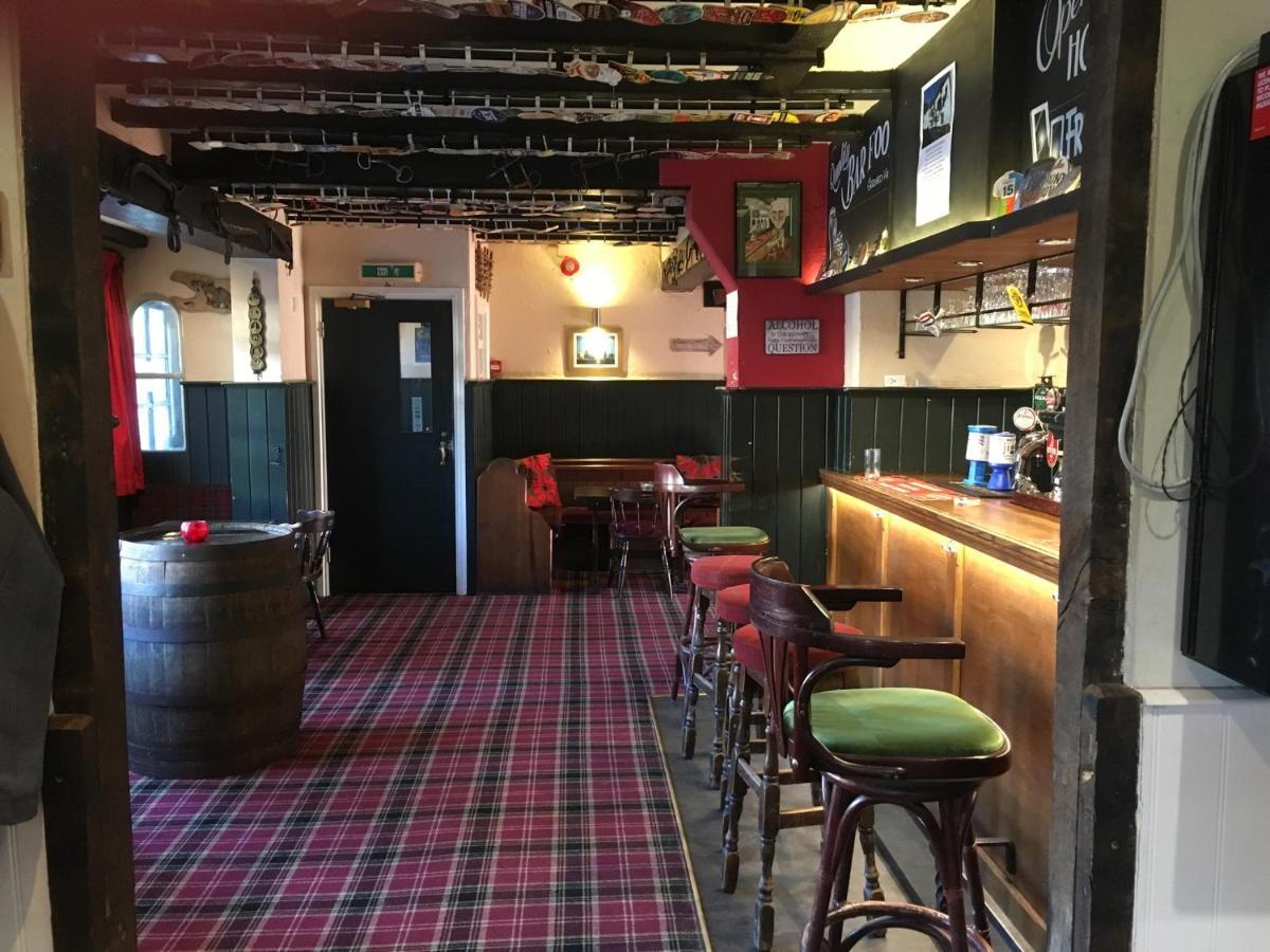 The White Hart Pub And Rooms 크랜레이 외부 사진