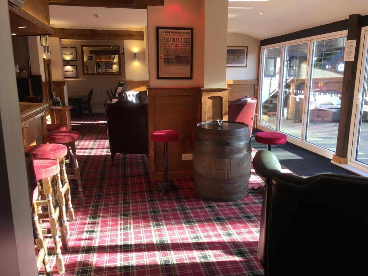 The White Hart Pub And Rooms 크랜레이 외부 사진