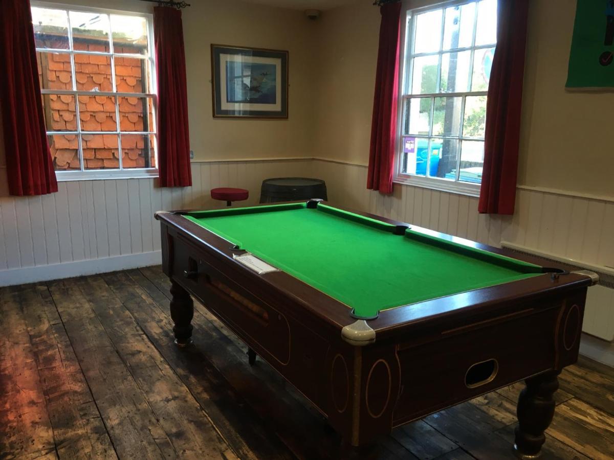 The White Hart Pub And Rooms 크랜레이 외부 사진