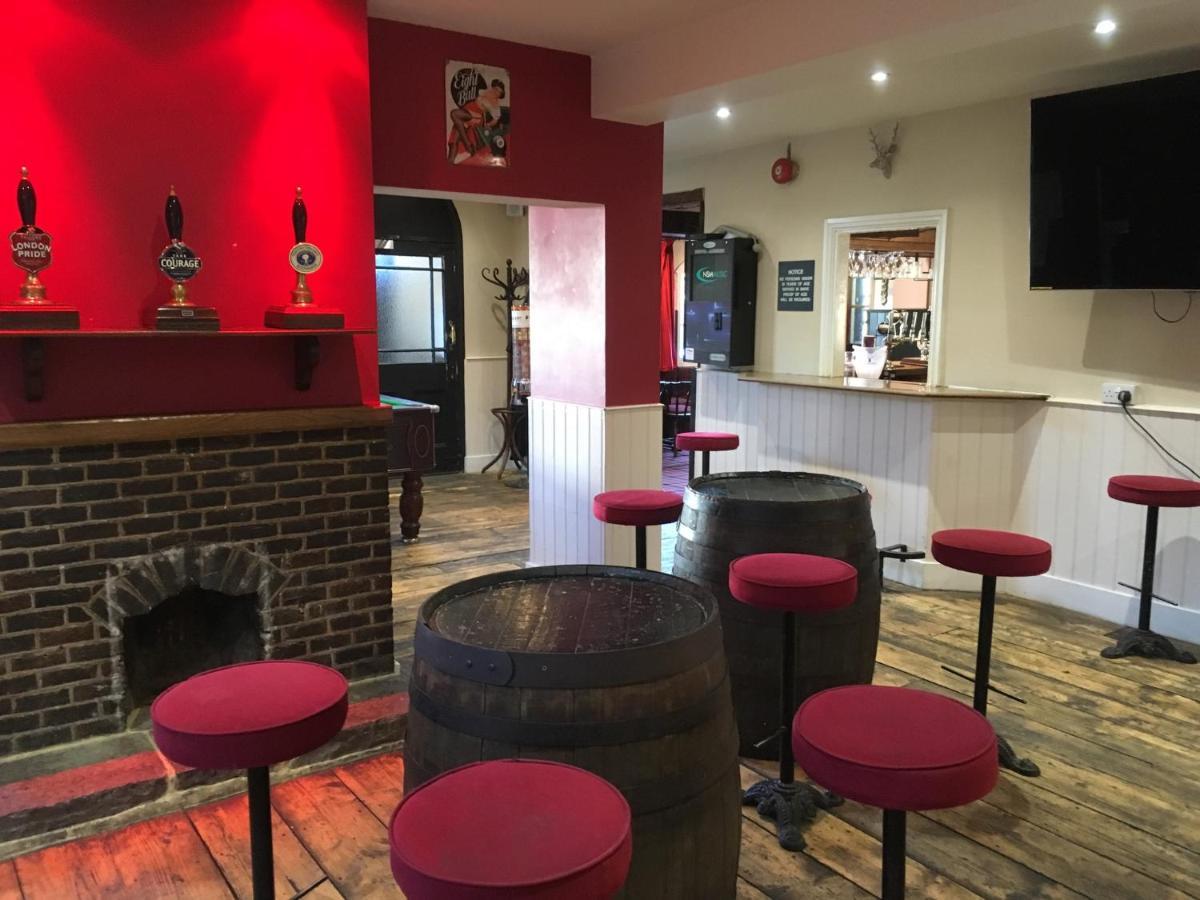 The White Hart Pub And Rooms 크랜레이 외부 사진