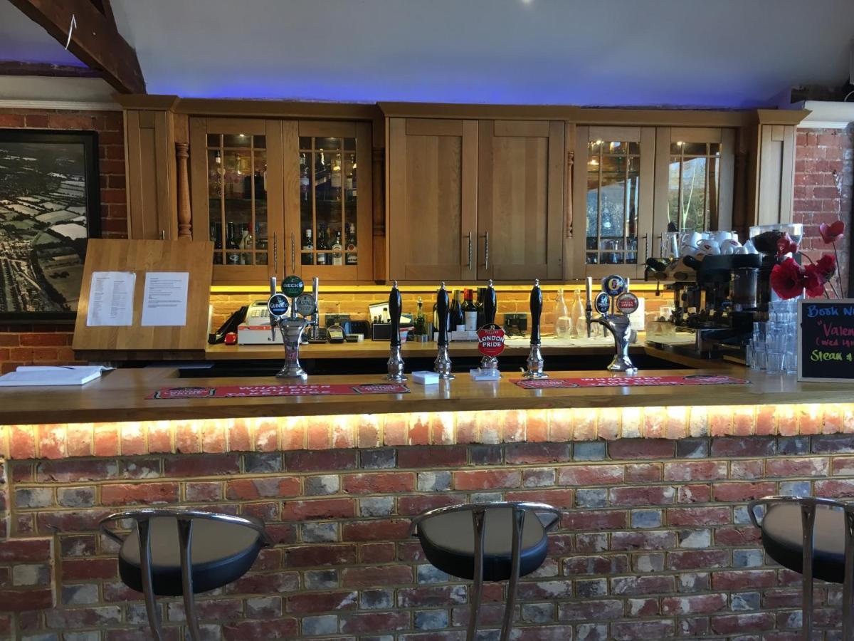 The White Hart Pub And Rooms 크랜레이 외부 사진